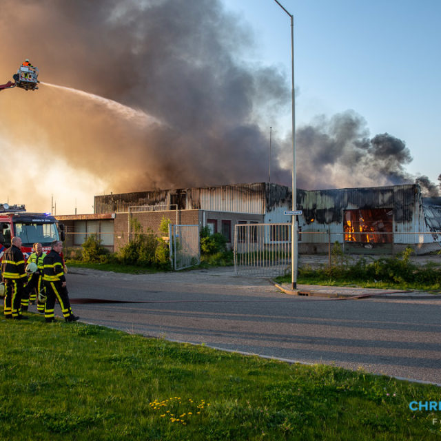Grote brand in bedrijfspand aan Vierlinghweg in Bergen op Zoom