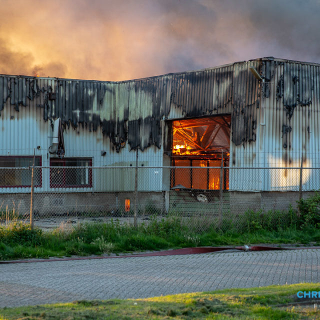 Grote brand in bedrijfspand aan Vierlinghweg in Bergen op Zoom