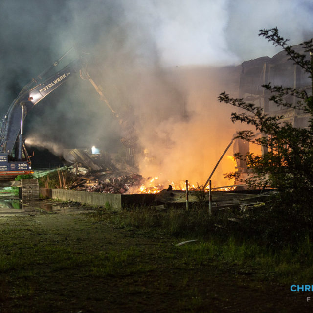 Grote brand in bedrijfspand aan Vierlinghweg in Bergen op Zoom