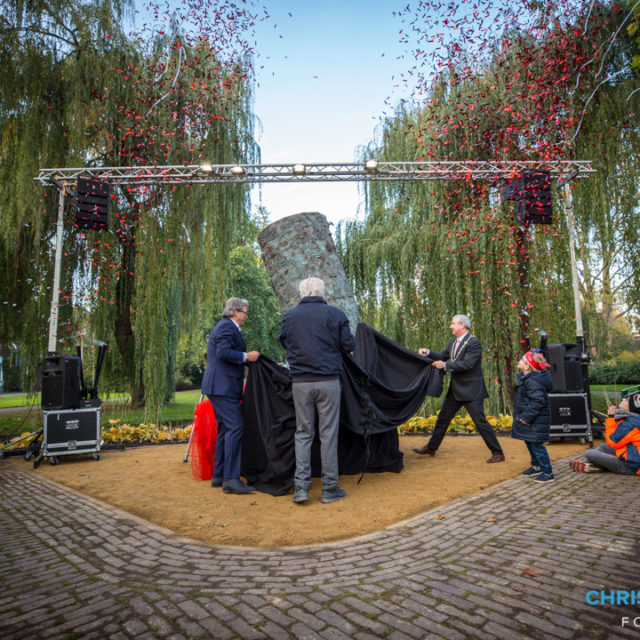 d'Ouwe Sok is onthuld in Emile van Loonpark